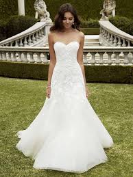 Half Up Half Down Wedding Hairstyles Flatter Almost Any Bride Because Of The Versatilit Enzoani Wedding Dresses Sweetheart Wedding Dress Wedding Dresses Simple