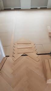 kamer en suite doorleggen met visgraat houten vloer vloeren