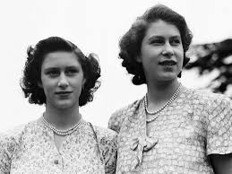 La regina elisabetta ii d'inghilterra è la sovrana (in carica) più anziana della storia la regina elisabetta d'inghilterra è sul suo (s)comodo trono dal lontano 6 febbraio 1952. AdevÄƒrul Despre RelaÈ›ia Dintre PrinÈ›esa Margaret È™i Sora Ei Regina Elisabeta A Ii A DezvÄƒluirile Unui Biograf Divertisment Din Culise Eva Ro
