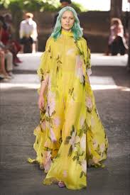 Vestito corto davanti lungo dietro. Moda Primavera Estate 2021 Vestiti Lunghi Leggeri Vogue Italia