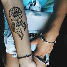Hier Finden Sie Eine Hand Mit Einem Traumfanger Tattoo Mit Schwarzen Kleinen Schonen Federn U Traumfanger Tattoo Henna Tattoo Selber Machen Traumfanger Tattoos