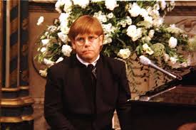 Su funeral fue similar al de diana de gales, pues se empleó un protocolo parecido. Adios Rosa De Inglaterra Elton John Y Una Cancion Funebre Para Diana De Gales La Tercera