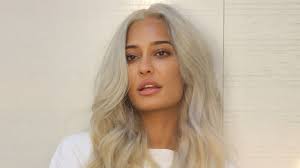 Platinum Blonde Hair On Dark Dusky Skin Tone Indian Skin Lisa Haydon Dark Skin Blonde Hair Perfect Hair Color Platinum Blonde Hair
