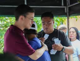 Mukha ni Arjo Atay nakalagay sa ipinamimigay na relief goods sa mga taga  QC😅 Hindi nagustuhan ng ilang netizens ang paglalagay ni Congressman Arjo  Atayde ng kanyang mukha sa mga plastic na