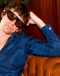 Arsch an Arsch mit Fiio Der Wiener Sänger @findetfiio spricht mit uns über  sein nächstes Album „Athena“, turbulente Jahre, Wiener Alltagsromantik und  beantwortet uns Fragen wie: „Sind Slim Fit Jeans zurück?“ und „