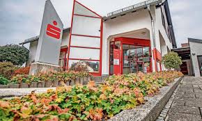 Sending money via your bank can be expensive because of markups they add to the exchange rate. Hof Sparkasse Hochfranken Schliesst Filialen Oberfranken Frankenpost