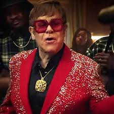 Може ли сър Елтън Джон да рапира? Snickers дава отговора"