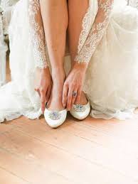 Scarpe da sposa con mazzo di rose sulla sedia. Scegliere Le Scarpe Da Sposa Foto Shoes Stylosophy