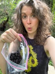 Blackberry cobbler with freshly picked blackberries. #cobbler #blackberry  #foraging #reels