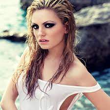 Juni 1989 in constanța ) ist eine rumänische sängerin , die im sommer 2011 mit dem titel mr. Letra De Come Into My World Alexandra Stan Feat Nervo Lyrics
