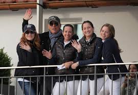 Bruce springsteen wuchs in einem katholischen elternhaus in freehold, new jersey, zusammen mit zwei jüngeren schwestern, virginia und pamela springsteen, in einfachen verhältnissen auf. Bruce Springsteen War Gast Beim Hardenberg Burgturnier Reitturniere De News Ergebnisse Turnierkalender Ranglisten