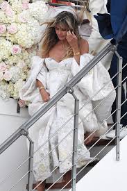 Mischen sie etwas rosa und etwas weiße lebensmittelfarbe und tunken sie den schwamm darin. Traumhafte Wolken Robe Das Ist Heidi Klums Brautkleid Promiflash De