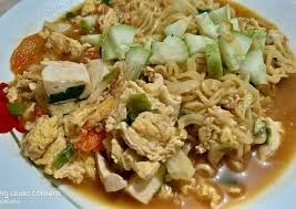 1 bungkus indomie goreng, 1 butir telur, 1 siung bawang putih, 7 buah cabe setan, sayuran secukupnya (disini aku pake wortel dan brokoli), daging dan udang secukupnya untuk topping, 1 sdm kecap, 1 sdm saos pedas. Resep Mie Nyemek Indomie Rebus Pedas