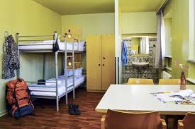 Unsere 4 bett zimmer besitzen einzelbetten mit hotelstandard und werden mit bettwäsche und handtücher ab 19 euro pro bett angeboten. 4 Bett Zimmer Mit Gemeinschaftsbad Amstel House Hostel Berlin