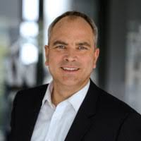 Robert Becht's Instagram, Twitter & Facebook