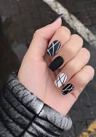 Diseños de uñas divertidos multicolor. 10 Disenos De Unas En Blanco Y Negro Que Seran El Nuevo Basico De La Temporada