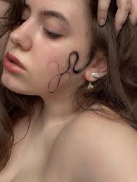 Wearing the ocean @theoystergardenco 🐚 . . . . . . . . . . . . . . . . . .  . . #mermaidcore #oceancore #coastal #jewelry #jotd #jewelrylovers  #jewelryofinstagram #nautical #mermaidaesthetic #coastaljewelry