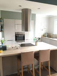 cuisine taupe avec coffrage vert fume de la gamme envie de leroy merlin cuisine appartement cuisine taupe decoration interieure