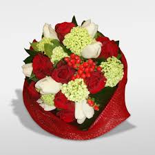 Riempi la tua casa e quella dei tuoi cari con la magia che solo un mazzo di fiori freschi riesce a trasmettere. Bouquet Per Laurea Con Fiori Bianchi E Rossi Fiorista Tonino