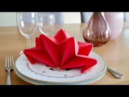 Realiser Un Pliage De Serviette En Forme D Etoile 2 Couleurs Pliage Serviette Pliage Serviette Etoile Plier Serviette De Table