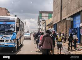 Los Residentes De Nairobi Pasan Por El Trafico Despues De Que El Gobierno Levantara El Cese Del Movimiento Entre Condados Hacia Y Fuera De Nairobi Dirigiendose A La Nacion Desde La Casa