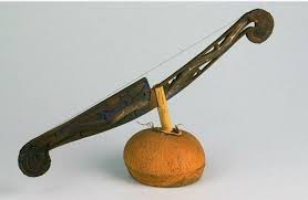 Dawai yang digesek dengan alat khusus yang terbuat dari bilah bambu dan tali akan menimbulkan suara khas. 13 Alat Musik Sulawesi Selatan Gambar Beserta Penjelasan Lengkap