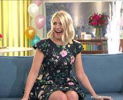 This morning host holly willoughby celebrates her birthday today. Holly Willoughby Stuns In Same Dress Her Mum Wore For Her 40th Birthday As She Celebrates Milestone On This Morning