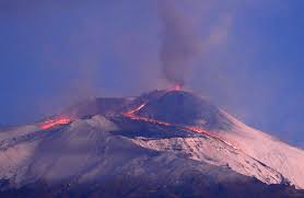 Da ieri sera l'etna si è svegliato iniziando una imponente attività eruttiva, caratterizzata da boati uditi a decine di chilometri di distanza e fontane di lava. L Etna Erutta All Alba Spettacolare Fontana Di Lava E Due Colate Foto Liveunict