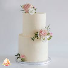 Eine hochzeitstorte selber machen und zu gestalten ist grenzenlos, aber zuvor müssen die nötigen zutaten einer dreistöckige hochzeitstorte für ungefähr 50 personen und die zubereitung erfolgen. Moderne Elegante Hochzeitstorte Mit Frischen Blumen Anleitung Vanilletanz