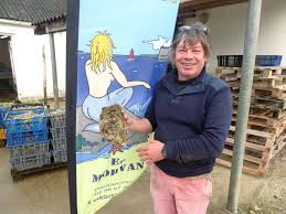 Vous connaissez d'ailleurs l'attraction préférée des fruits de mer ? La Plus Grosse Huitre Du Monde Est A Carantec Chez Alain Morvan Ostreiculteur