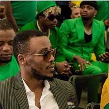 ALLY KIBA HANA SHOBO KABISA NA MTU MCHEKI DIAMOND HANAVYO GEUKA GEUKA  KUTIZAMA ALLY KIBA ILA KING KIBA HANA HABARI NA MTU YE BABAA🇹🇿 Hii Picha  Inakupa Tafsiri Gani Kichwani Mwako? FUNGUKA