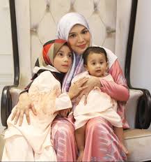Kes pukul anak angkat, aliff syukri dibebaskan dengan jaminan polis aliff ditahan pihak polis bagi membantu siasatan kes pukul. Datin Sri Shahida Cerita Asal Usul Nama Anak Angkatnya Ameena Tapi Ramai Yang Kata Muka Mereka Makin Seiras Pa Ma