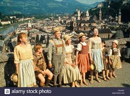 The sound of music is a 1965 american musical drama film produced and directed by robert wise, and starring julie andrews and christopher plummer, with richard haydn, peggy wood. Julie Andrews In The Sound Of Music 1965 Stockfotografie Alamy