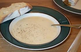 Voici 2 recettes oignon contre la toux. Une Recette Contre La Grippe Soupe A L Oignon Et A L Ail Ameliore Ta Sante Soupe A L Oignon Soupe Francaise Soupe A L Ail