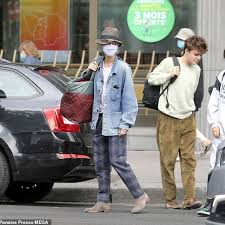 Ce 30 juin, vanessa paradis et samuel benchetrit se sont mariés en toute discrétion. Vanessa Paradis News Clothes On Instagram Vanessa Jack Camille And Saul In Paris Today Vanessaparadis Frenchsinger Beauty Frenchgirl Singer Actress
