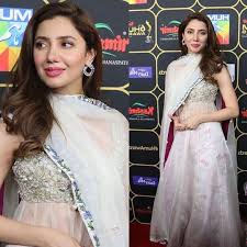 The Queen Of Lollywood Mahira Khan Is Looking Alluring In Elanofficial Jora Dress At The 6th Hum Tv Awards Held In Tor Mahira Khan Dresses Dresses Mahira Khan