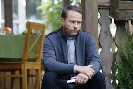 W polsce akcja serialu rozgrywa się w sandomierzu i jego okolicach. Ojciec Amateusz