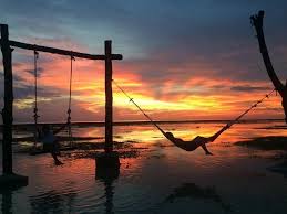 Di pantai ini ada patung beruang besar dan ayunan untuk berfoto, cocok bagi pengunjung yang ingin membagikannya di media sosial. 10 Pantai Cantik Di Indonesia Yang Punya Spot Ayunan Instagramable