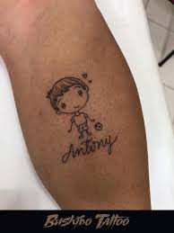 Tatuagem Ornamental de Homenagem ao Filho na Perna - "Bonequinho com Escrita nome Antony ⚽- " -❤ "..." - " … | Tatuagem para filho, Tatuagem, Tatuagem nome de filho