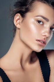 Makyaj Trendi: Skinimalism Nedir?