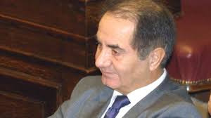 Ο θεόδωρος κατσανέβας, νοσηλευόταν διασωληνομένος με κορονοϊό στο σισμανόγλειο, όπου και άφησε την τελευταία του πνοή σε ηλικία 74 ετών. Apo To Pasok Toy Andrea Sthn Agkalia Toy Belopoyloy O Katsanebas To Koyti Ths Pandwras