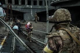 PH๏τos from the frontlines: Sergi Mykhalchuk documents images of war as civilians evacuate Irpin | Milwaukee Independent