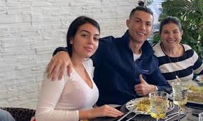 Cristiano ronaldo con su madre, dolores aveiro, celebrando un título con la juventus conseguido en la temporada 2018/2019.foto instagram @doloresaveiroofficial. Dolores Aveiro Zanja La Polemica Sobre Su Mala Relacion Con Georgina Rodriguez