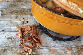 En effet, jadis les ménagères faisaient cuire ce plat chez le boulanger les jours où elles étaient très occupées par les travaux des champs, les grandes lessives ou autres. Recette D Alsace Baeckeoffe Au Munster Made In Alsace La Marque D Une Region Tourisme Gastronomie Recettes Et Storky Made In Alsace La Marque D Une Region Tourisme