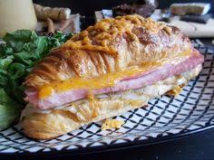 Recette Express Et Anti Gaspi Un Croissant Au Jambon Delicieusement Chaud Garni D Une Fondue D Endive Et D Une Gene Croissant Au Jambon Alimentation Cuisine