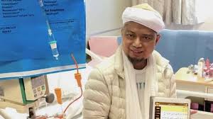 Ustad arifin ilham termasuk salah satu tokoh yang tidak sependapat dengan ustad maulana. Ponpes Az Zikra Sibuk Persiapkan Pemakaman Arifin Ilham