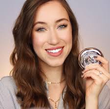 The beauty queen herself Allie Glines showing us how to slay with today's  Beauty Steal, It Cosmetics Confidence in a Compact! #21DaysOfBeauty