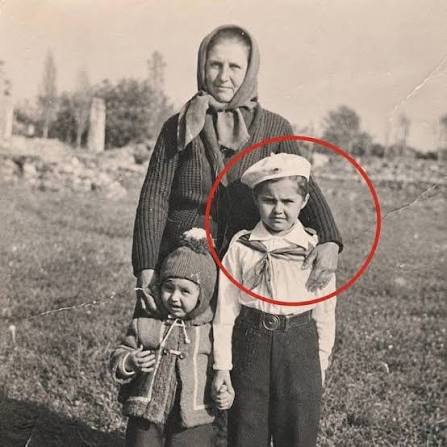 Mira bien la foto de abajo. ¿Puedes reconocer quién es la niña de la imagen? Hoy tiene 55 años y es una de las artistas más reconocidas de su país.