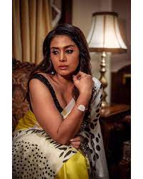 Marathi actress Sonali Kulkarni dazzles up with sass in yellow silk saree,  see pics