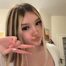 Ashlee Davis's Instagram, Twitter & Facebook